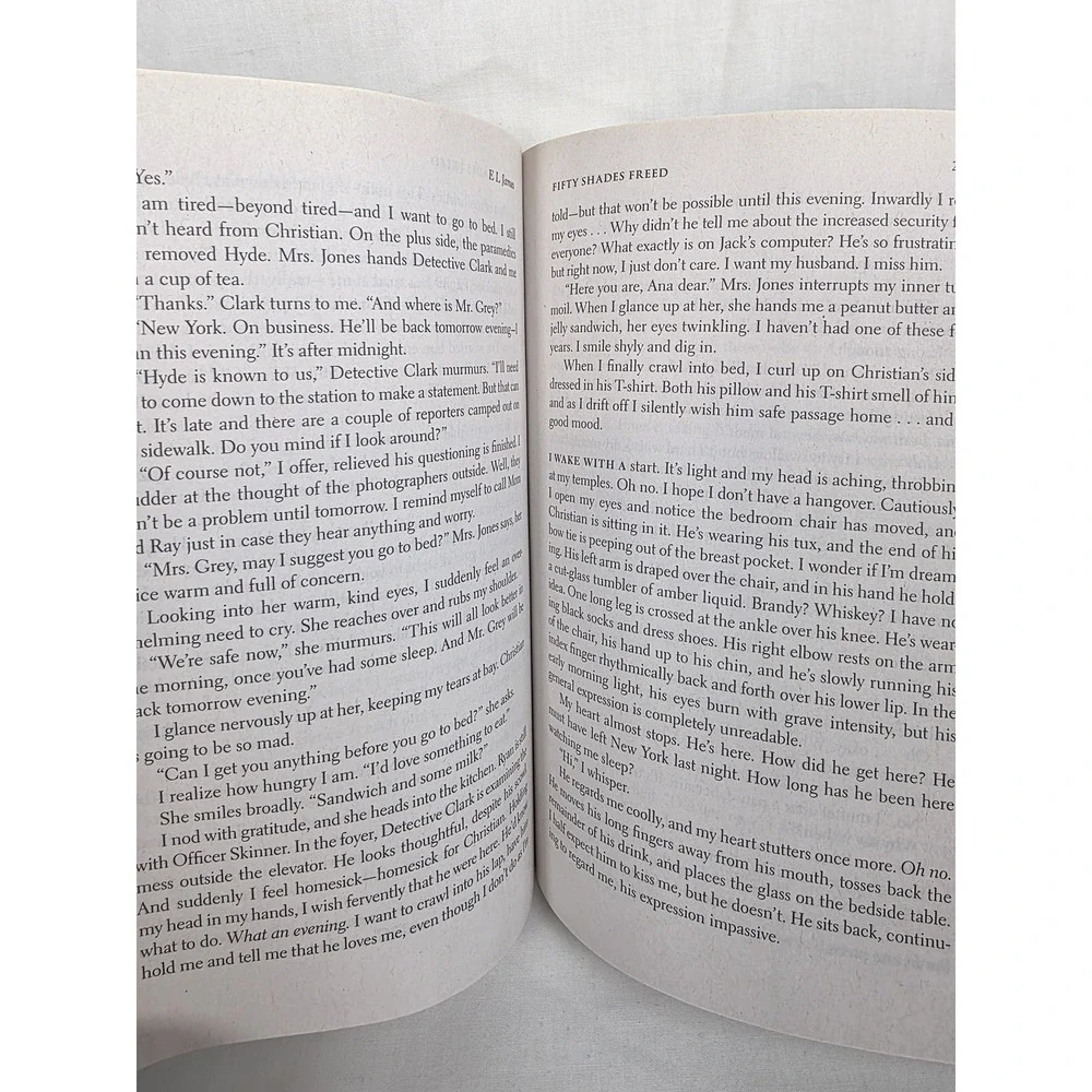 Fifty Shades Freed E L James Romance Novel Softcover NY Times Bestseller‎ Book